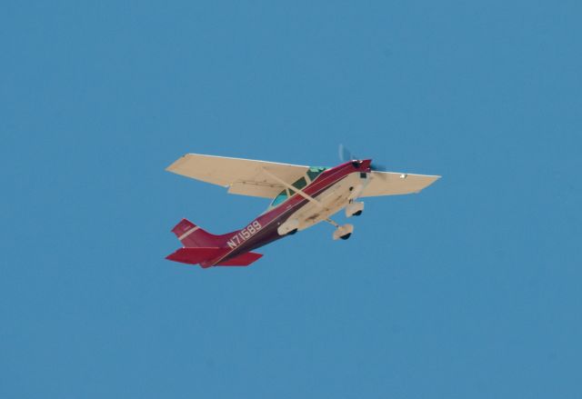Cessna Skylane (N71589) - Another aircraft on a cross wind off of 27 at Carson City