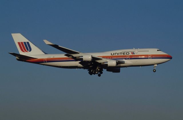 Boeing 747-400 (N178UA) - Final Approach to Narita Intl Airport Rwy16 on 1990/11/24