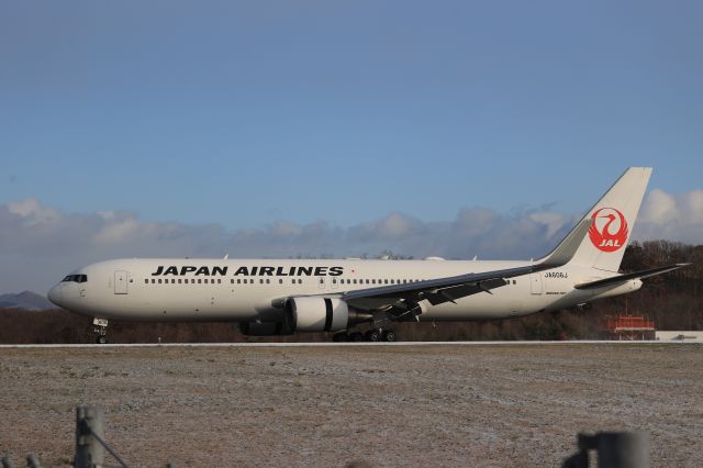 BOEING 767-300 (JA606J) - December 5th 2021:HND-HKD.