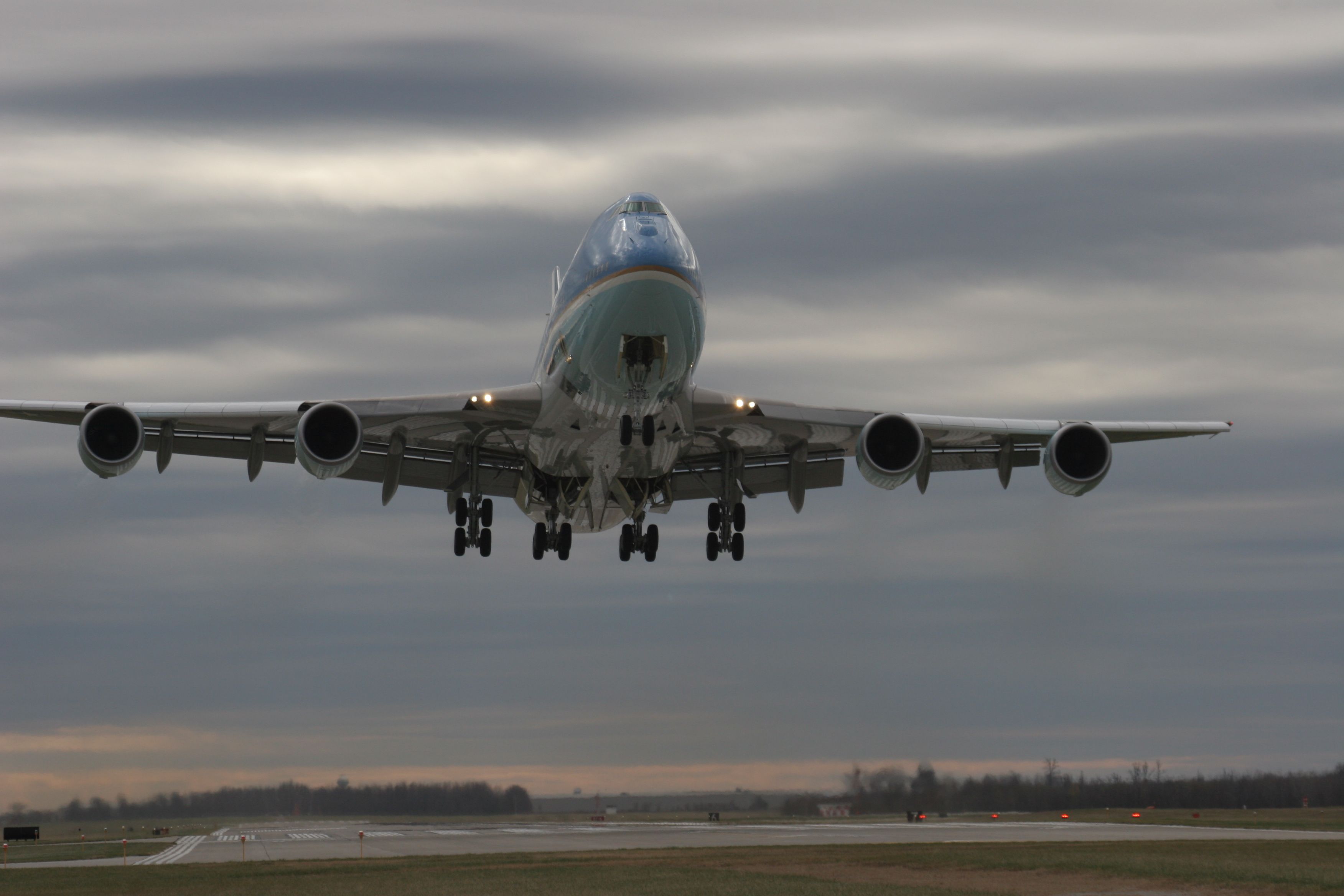 Boeing 747-200 (N29000) - Air Force One Departs Austin Straubel Field Green Bay, WI with the President on Nov. 1, 2012