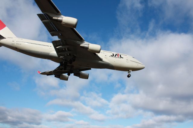 Boeing 747-200 (JA8085) - Japan Air Lines flight JAL8808 arriving at Quebec City Airport CYQB from Narita Intl (RJAA) on saturday november 1st at 10:35 EDT    The second B747-400 to land on Quebec City ground in 2008.