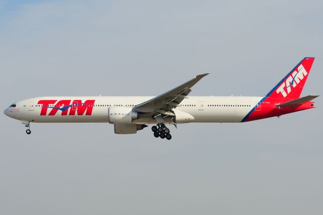 BOEING 777-300 (PT-MUH)