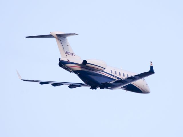 Bombardier Challenger 300 (N523FX)