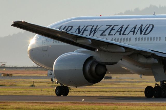 Boeing 777-200 (ZK-OKA)