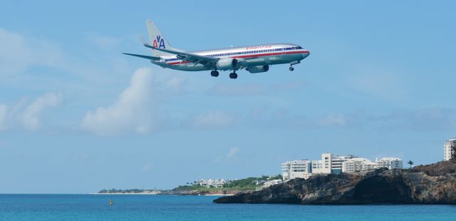 Boeing 737-700 (N946AN) - Perfect spotting weather on Maho Bay.