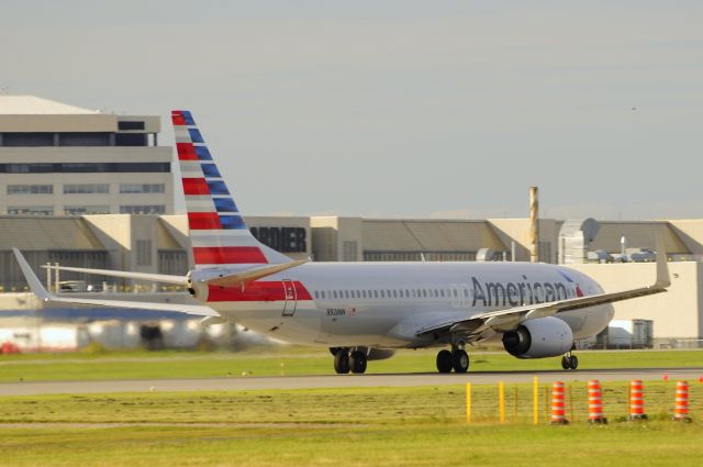 Boeing 737-700 (N928NN) - Landing on Rwy 06L after a flight from MIA/KMIA.