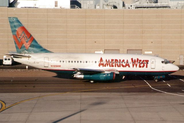 Boeing 737-200 (N189AW) - Seen here in Aug-04.  With America West from Sep-86 to Feb-07 when it was broken up at KGYR.