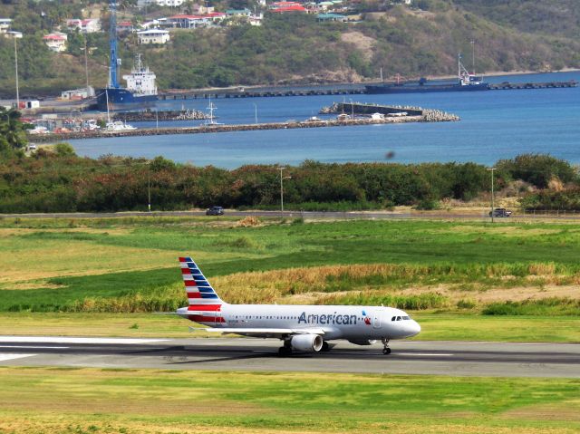 Airbus A320 (N105UW)