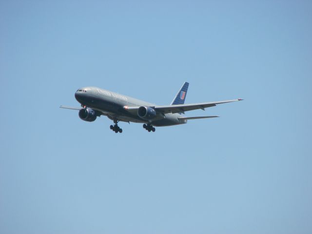 Boeing 777-200 (N779UA) - Arriving at KIAD. Old color scheme.