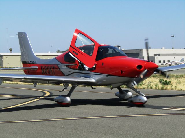 Cirrus SR-20 (N89KT) - Taxiing to ramp