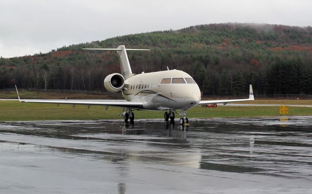 Canadair Challenger (N880ET)