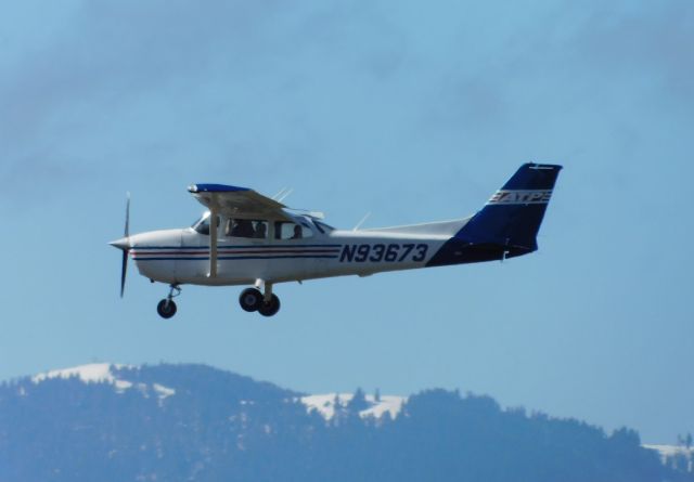 Cessna Skyhawk (N93673) - N93673 on approach to 17 at CVO.  Mary's Peak of the Oregon Coastal Range in the background.  28th February 2021.