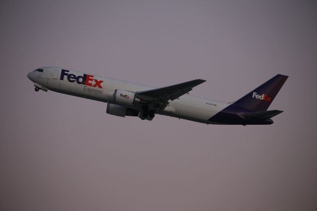 BOEING 767-300 (N153FE)