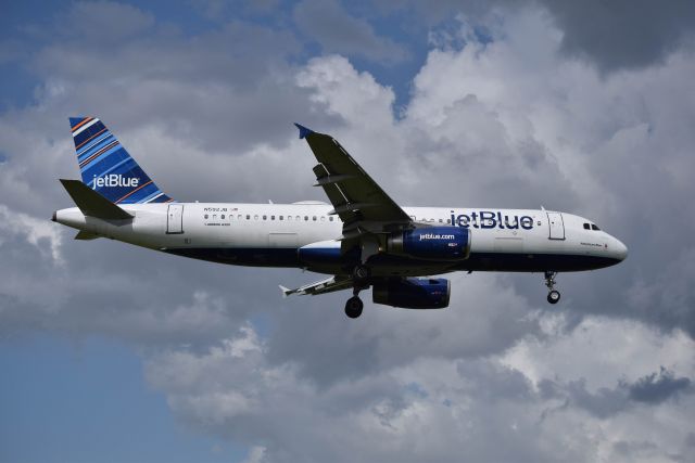 Airbus A320 (N592JB) - 8/7/2016: jetBlues Airbus A320 "American Blue" on final at KHOU.