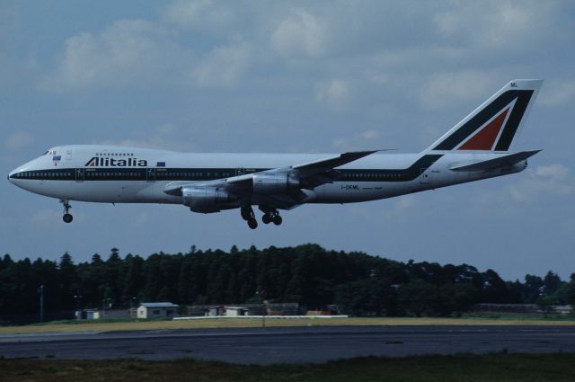 Boeing 747-200 (I-DEML) - Short Final at Narita Intl Airport Rwy34L on 1995/09/09