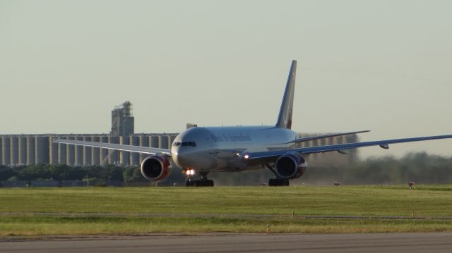 Boeing 777-200 (N846AX)