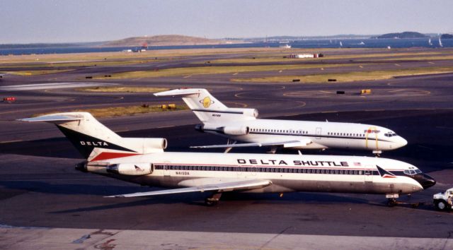 BOEING 727-200 (N415DA) - 2 types of 727s