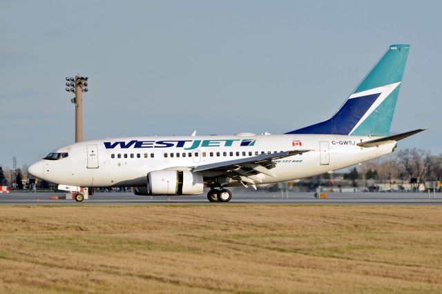 BOEING 737-600 (C-GWSJ)