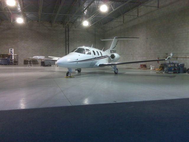 Eclipse 500 (N705PT) - Park in Sabenas hangar at KFFZ.