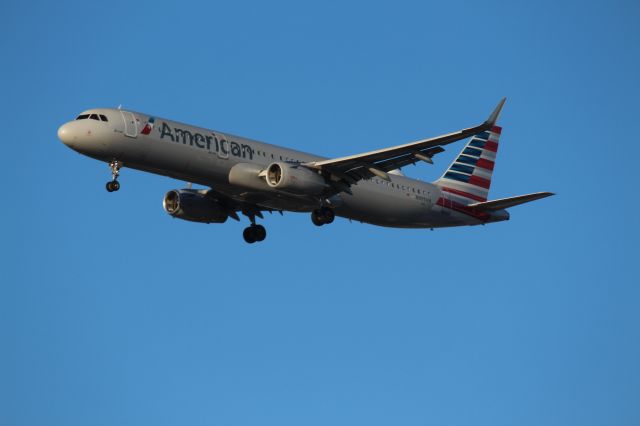 Airbus A321 (N909AM) - Landing 28C