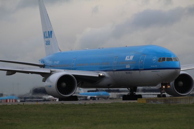 Boeing 777-200 (PH-BQF) - Boeing 777-206ER, KLM, taxiing to the new runway Polderbaan at Schiphol Airport Amsterdam (Holland).