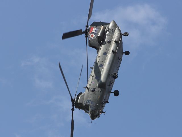 — — - In the age of the Bell Boeing MV-22A Osprey the Boeing Chinook HC2 certainly holds it's own,. This camera angle has not been exagerated, what you see is what you get, as the Chinook runs through it's flying display at RIAT 2012.