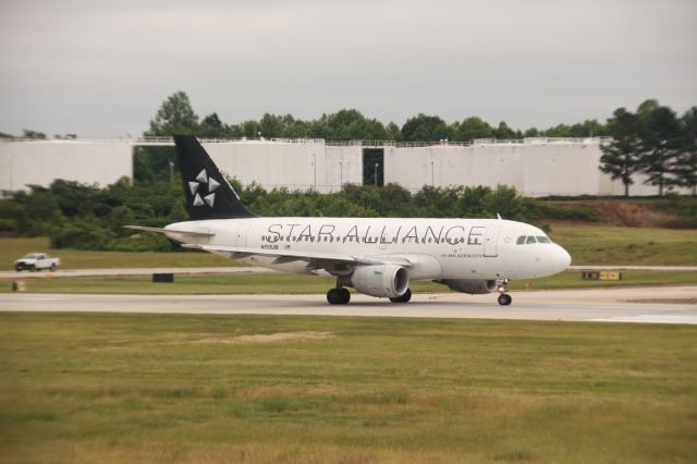 Airbus A320 (N701UW)