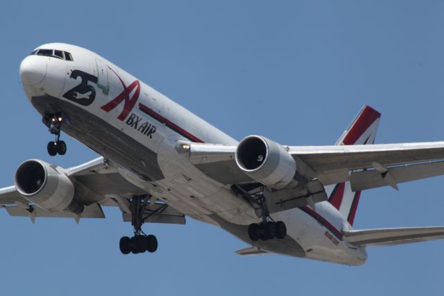 BOEING 767-200 (N792AX) - ON FINAL