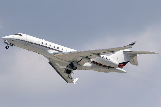 Bombardier Global 5000 (N100QS)