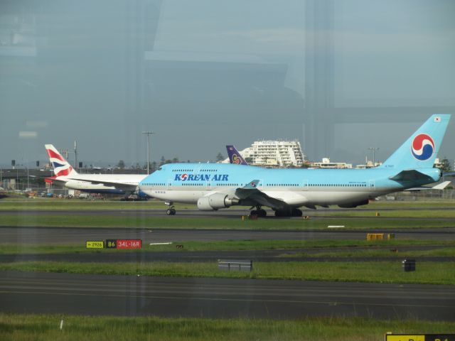 Airbus A330-300 (HL7460) - leaving yssy 747.400