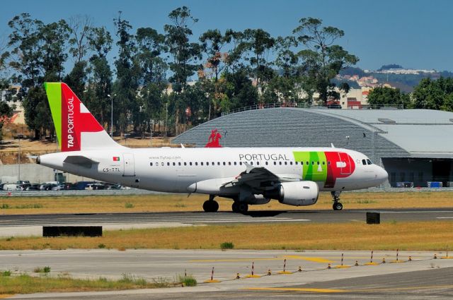 Airbus A319 (CS-TTL) - 2010 - TO Near Post Office bldg.