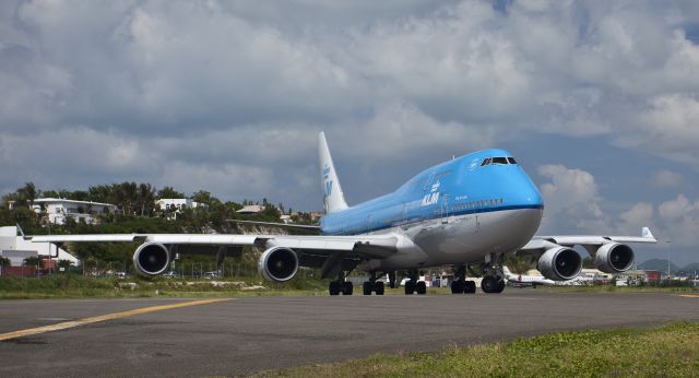Boeing 747-400 — - " city of lima "