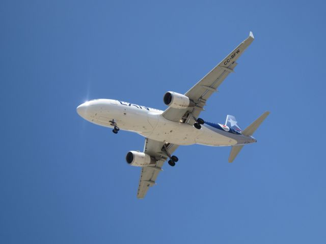 Airbus A320 (CC-BFW) - Landing LAN in SCEL RWY 17R