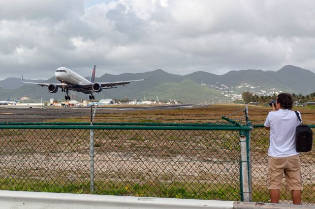 Boeing 757-200 (N665DN) - Take off in 28 (for Keith )