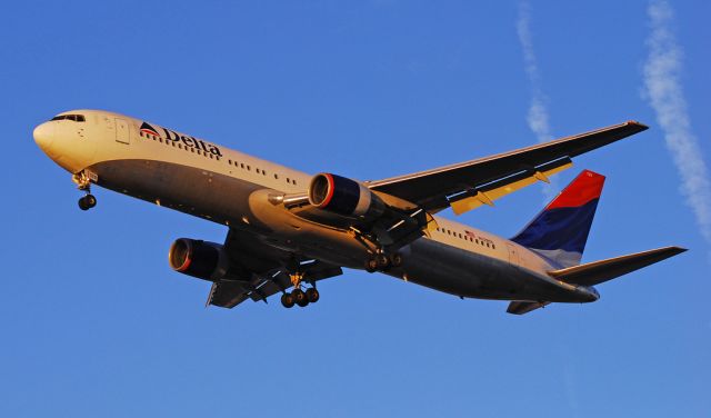 BOEING 767-300 (N129DL) - Delta Air Lines Boeing 767-332 N129DL / 129 (cn 24079/209)  Las Vegas - McCarran International (LAS / KLAS) USA - Nevada November 5, 2010 Photo: TDelCoro