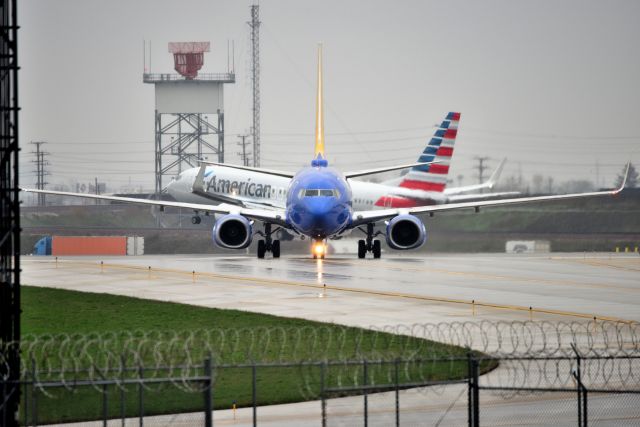 Boeing 737-700 (N737JW) - 05-06-22 in the rain.