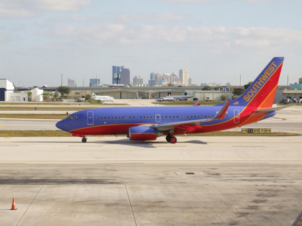 Boeing 737-700 (N295WN) - Heading to runway 09L