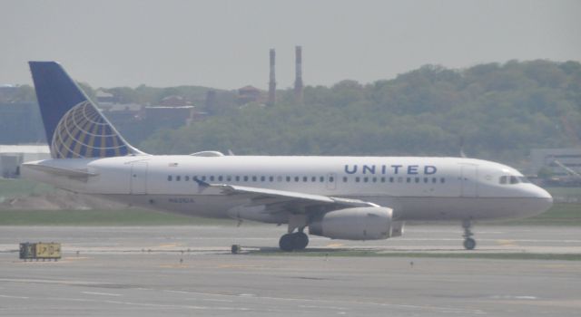 Airbus A320 (N831UA)