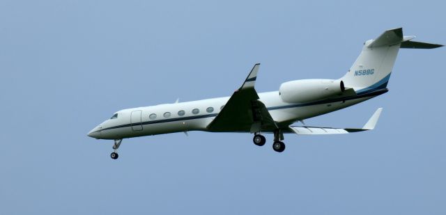 Gulfstream Aerospace Gulfstream V (N588G) - On short final is this 2014 Gulfstream 550 in the Spring of 2022.