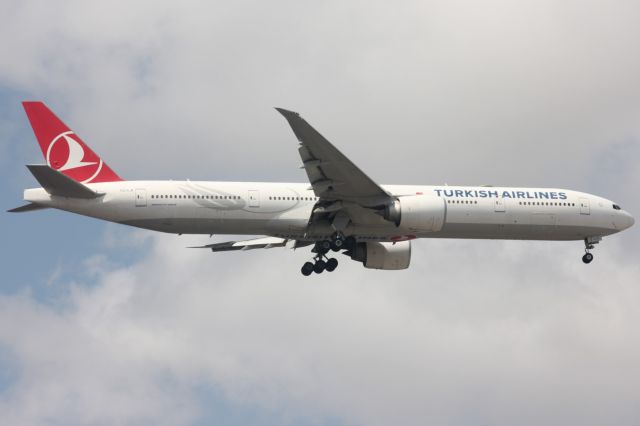 BOEING 777-300ER (TC-LJI)