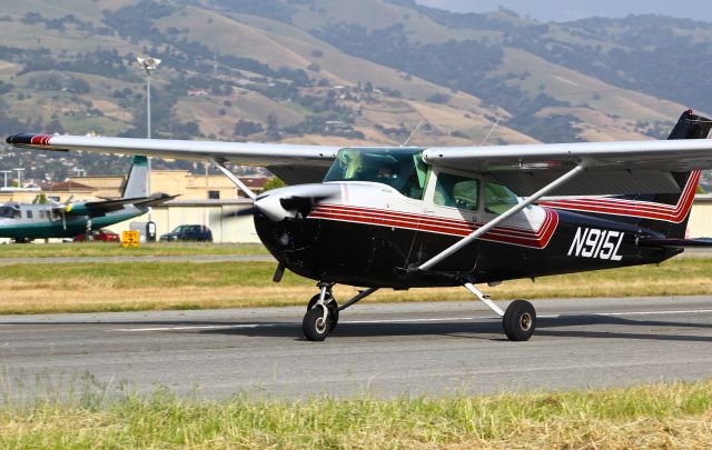 Cessna Skyhawk (N915L) - My brother (oleipelt on FlightAware) landing on runway 31R after successfully completing his check ride at Reid Hillview Airport. 