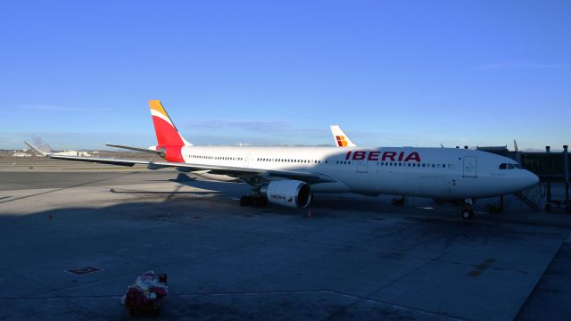 Airbus A330-300 (EC-LYF) - Iberia Airbus A330-302 EC-LYF in Madrid