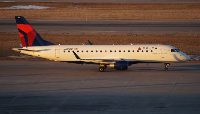 Embraer 170/175 (N615CZ)