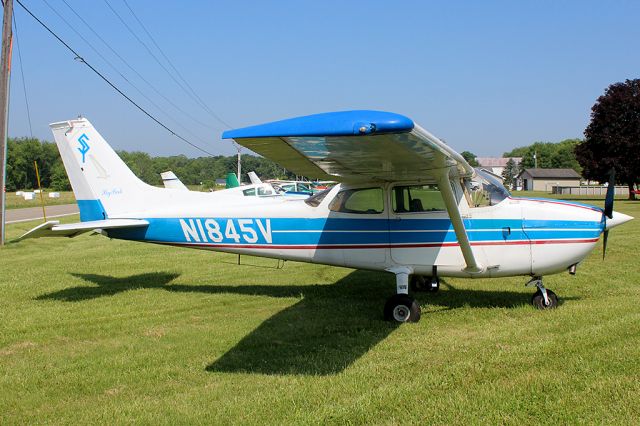 Cessna Skyhawk (N1845V) - Weltzien Skypark 