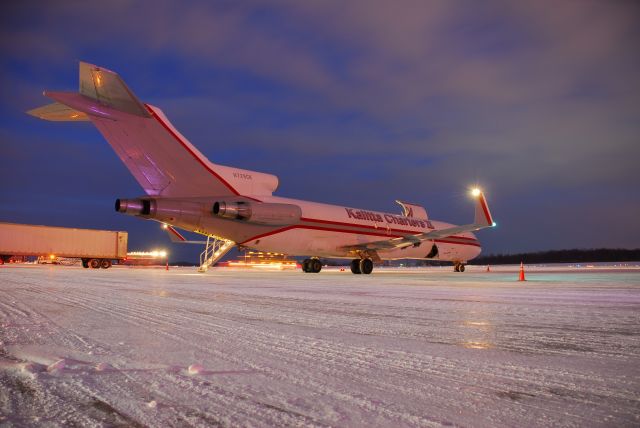 BOEING 727-200 (N729CK) - KFS729 loading for KSDF