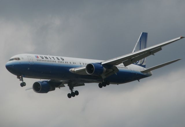 BOEING 767-300 (N659UA)