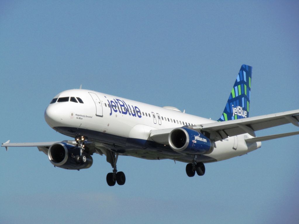 Airbus A320 (N588JB) - Landing RWY 30