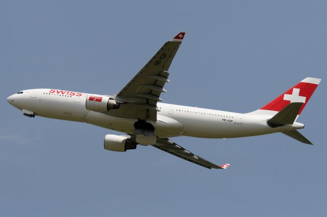 Airbus A330-200 (HB-IQP)