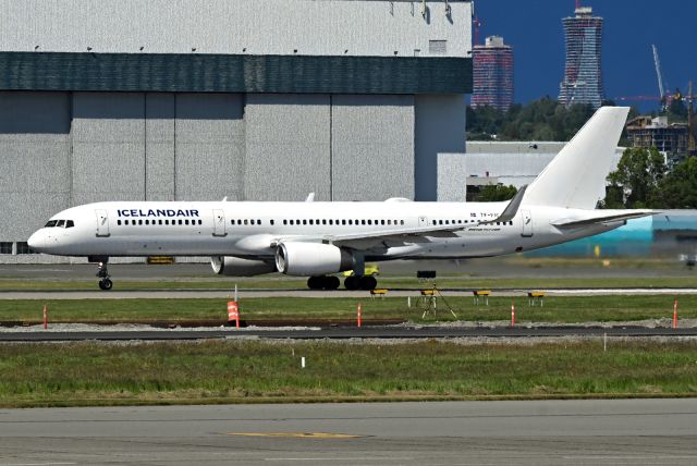 Boeing 757-200 (TF-FIC)