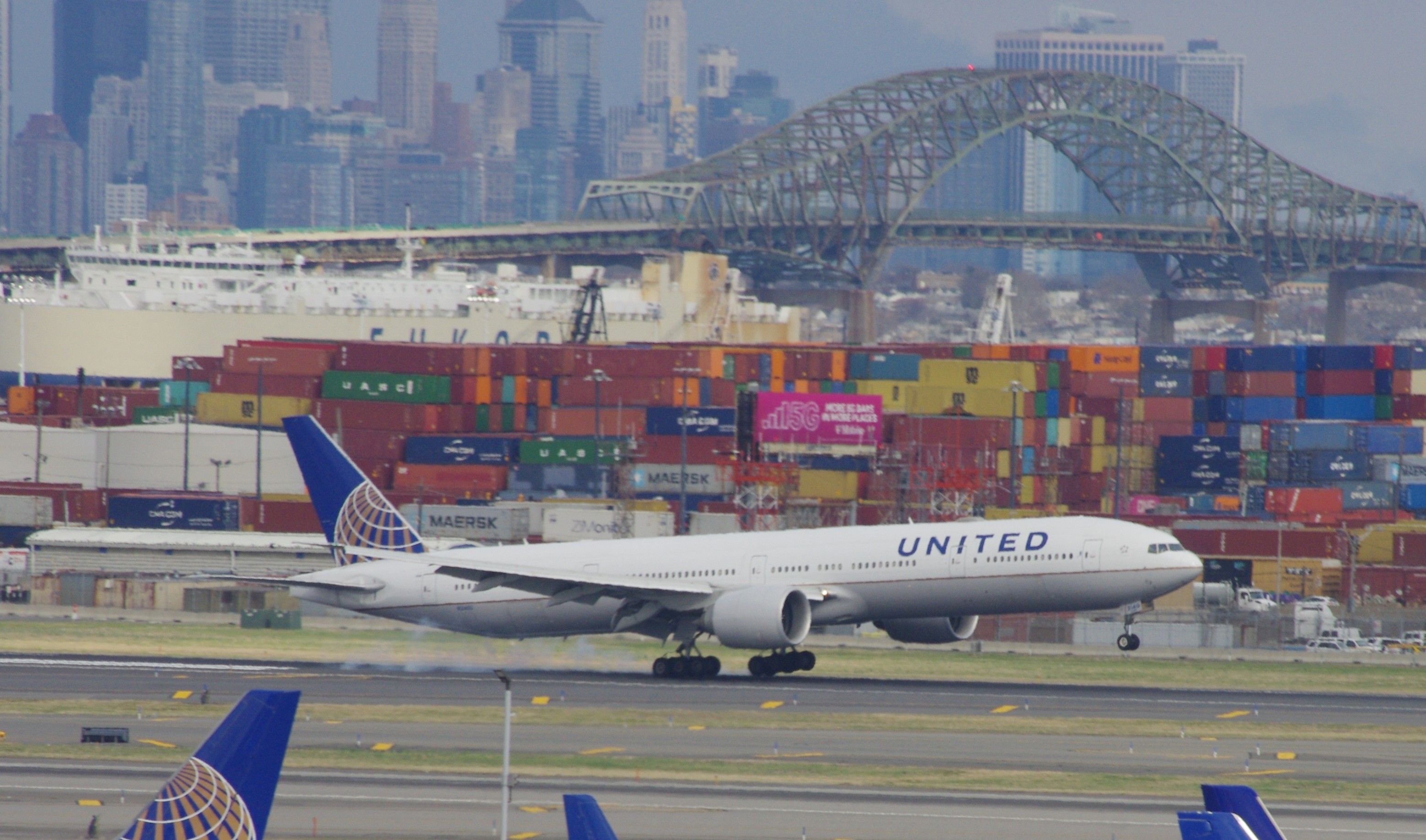 BOEING 777-300 —